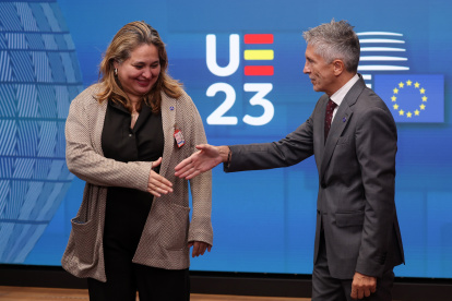 El ministro español de Interior, Fernando Grande-Marlaska, da la bienvenida a la viceministra de Seguridad de Honduras, Senma Julissa Barahona.