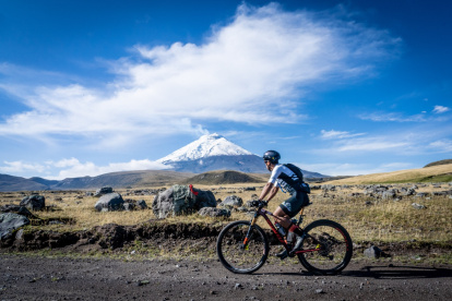 Los equipos tendrán que completar un recorrido de cerca de 140 kilómetros por senderos del volcán Cotopaxi.