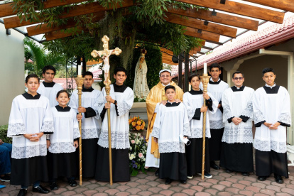 Labores. El padre Rainiero Marincioni, párroco de Santa Teresita, aparece junto a un grupo de los niños que colaboran en la iglesia.