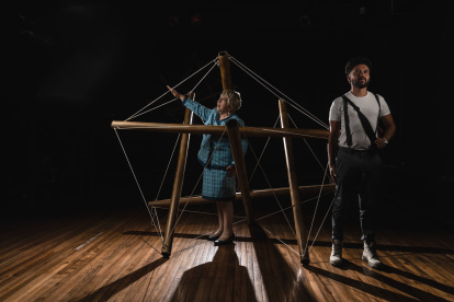 La pieza pone en evidencia el desarraigo, la memoria y la noción de pertenencia.