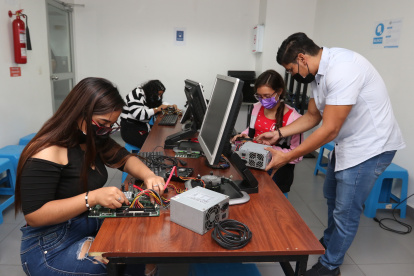 Alumnos del Instituto Superior Tecnológico Guayaquil en un taller que funciona en un edificio compartido con el Secap.
