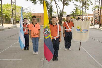 Acto. Los alumnos que forman el cuadro de honor de Fasinarm, realizan un ensayo previo al acto.