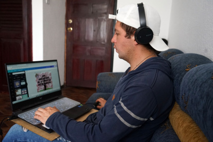 Trabajo. Jonnathan Benalcázar, de 31 años, trabaja algunos días desde su departamento.