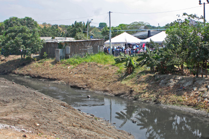 Sitio. En la cancha Reinaldo Quiñónez se desarrolló la sesión del Concejo, por primera vez fuera del Municipio. Ahí se acomodaron pantallas y carpas. 2. Pedido. Los ciudadanos llegaron de varios puntos con sus reclamos 3. Autoridades. Aquiles Álvarez, alcalde, lideró la mesa del cuerpo edilicio. 
========