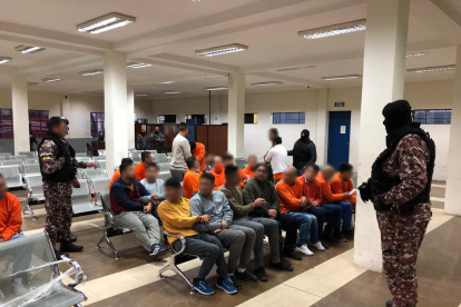 Antes del traslado, el personal a cargo de los internos verificó sus datos.