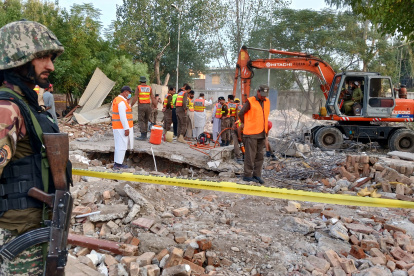 Los trabajadores de rescate buscan víctimas entre escombros en la escena de una explosión suicida en una mezquita durante las oraciones del viernes en el distrito Hangu de Khyber Pakhtunkhwa, Pakistán, 29 de septiembre de 2023.
