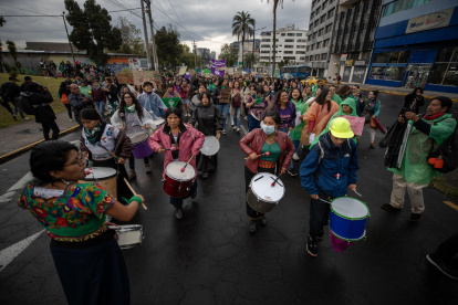 Personas en la marcha por el Día de la Acción Global por el Aborto Legal, Seguro y Accesible, en Quito, el 28 de septiembre de 2023