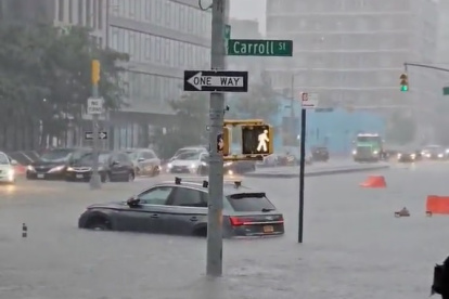 Un carro quedó varado en una calle inundada de Nueva York.