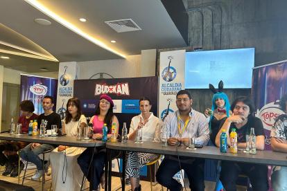 Los cantantes japoneses Yumi Matsuzawa y Takayoshi Tanimoto (i), junto a la vicealcaldesa de Guayaquil, Blanca López, la presidenta de la EP de Turismo, Larissa Marangoni y los organizadores del Budokan.