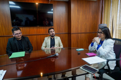 La candidata Luisa González mantuvo una reunión con representantes de la FEUE