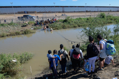 CIUDAD JUÁREZ. Migrantes cruzan el río Bravo hacía la frontera con Estados Unidos, hoy en Ciudad Juárez, Chihuahua (México). La desesperación de los migrantes por cruzar a Estados Unidos, desde la frontera norte de México, se elevó este miércoles, mientras que el elevado nivel del agua en el río Bravo (río Grande en EE.UU.) complica su paso por el caudal. EFE/Luis Torres