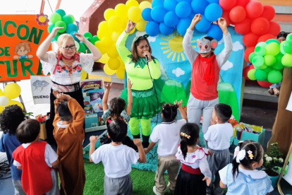 Los padres y madres de familia compartieron con sus hijos los diferentes rincones pedagógicos.