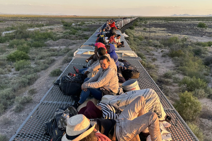 Tránsito. Un grupo de migrantes viaja sobre el tren conocido como ‘La Bestia’, en Ciudad Juárez (México).