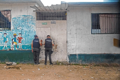 Los policías solo pueden estar en la parte externa de los establecimientos educativos.