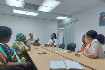 Un grupo de activistas de los colectivos de la comunidad afroecuatoriana, se acercó este viernes 29 de septiembre de 2023 hasta la Defensoría del Pueblo, en Guayaquil.