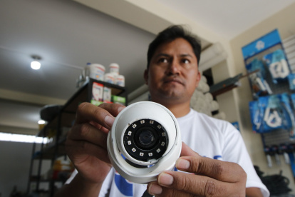 Roto. Al local ingresaron tres delincuentes con mascarillas y gorras, previo rompieron la cámara que estaba en la entrada y la del vecino la desviaron.