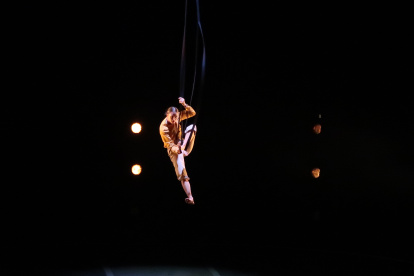 Los cuerpos de los diez artistas sobre el escenario se contorsionan al ritmo de la música del compositor Ori Lichtik, cobijados por la dramática iluminación de Paul Jackson.