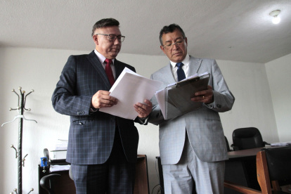 Anuncio. Albán y Santos irán al sitio donde será la prueba escrita, pero para protestar.