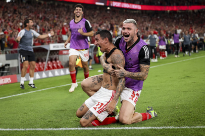 Lisbon (Portugal), 29/09/2023.- Benfica"s Angel Di Maria celebrates with his teammates after scoring the 1-0 goal during the Portuguese First League soccer match between Benfica CP and FC Porto, in Lisbon, Portugal, 29 September 2023. (Lisboa) EFE/EPA/JOSE SENA GOULAO