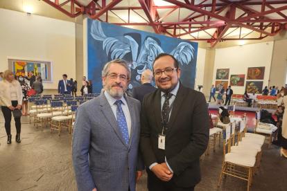 Germán Toapanta (d) junto al Ministro de Salud, José Ruales, en un conversatorio del OPS