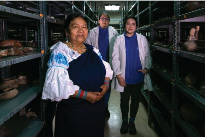 Estelina Quinatoa Cotacachi aparece acompañada de quienes han sido sus compañeras en la reserva patrimonial.