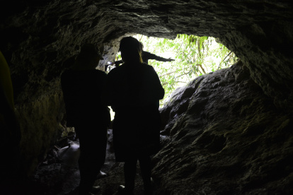Incursiones. Un par de turistas escuchan la información de un guía.