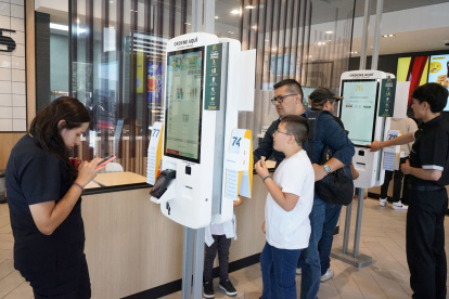 En McDonald´s se han implementado los kioscos digitales para que los clientes hagan sus pedidos más rápido.