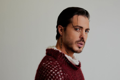 Llane tiene 33 años.