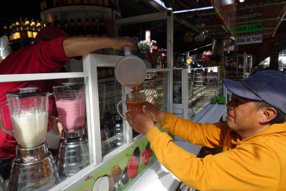 Cuenca. Un cliente pide el jugo, un clásico en la capital azuaya.
