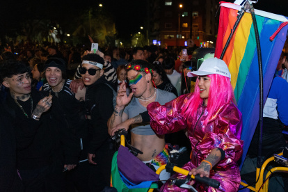 Varias personas participan en la marcha del Orgullo LGBT en Montevideo (Uruguay).
