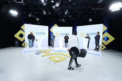 Ubicación. La moderadora Ruth de Salto estará en medio de Luisa González y Daniel Noboa.