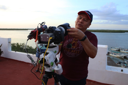 El astrofotógrafo Roberto Fernández prepara su equipo el 18 de septiembre de 2023 en la localidad de Río Lagartos, estado de Yucatán (México).