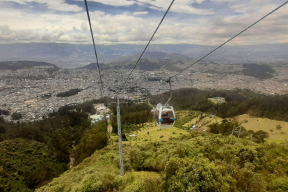 Desde lo alto es posible divisar a Quito en todo su esplendor. En la derecha se expande sin fin el sur, en el frente el centro y valles, en la izquierda el norte que se traza hacia el infinito.