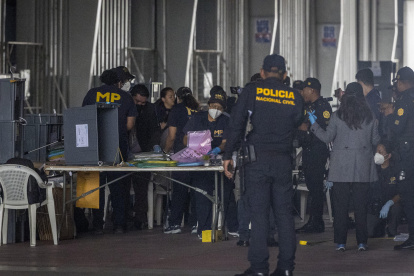 Funcionarios de la Fiscalía revisan cajas con votos de las pasadas elecciones en Ciudad de Guatemala.