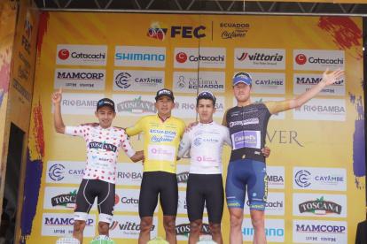 Nixon Rosero, líder de la Sub-23 (i), Robinson Chalapud, campeón de la Vuelta 2023; Marco Tulio Suesca, rey de la Montaña; y Cormac McGeouh, ganador de la etapa 6, en el podio.