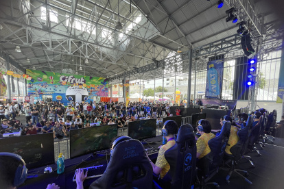 Los fanáticos asistieron desde temprano para presenciar el torneo de League of Legends