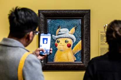 Los visitantes observan una pintura de un artista que se inspiró en la obra de Vincent van Gogh, en el Museo Van Gogh de Ámsterda