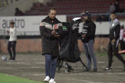 Comenzó como preparador en su país en Quindío (2016) y Alianza Petrolera (2019), hasta ser asistente en Técnico Universitario y escalar a entrenador.