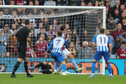 Pervis Estupiñán jugó los primeros 45 minutos, del duelo que se dio entre el Aston Villa y el Brighton