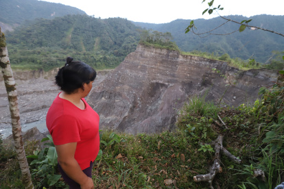 Carmen Durán mira desde el borde de la montaña hacia el abismo, la distancia entre su domicilio y el borde del precipicio.