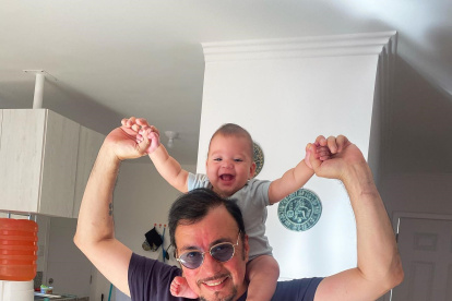 Troi Alvarado ejerce el papel de papá a cabalidad, pues se desempeña muy bien como niñero y amo de casa.