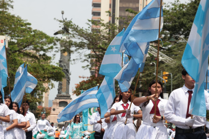 Cerca de las 10:00, centenares de estudiantes de distintos colegios de Guayaquil se dieron cita en el parque Victoria para arrancar el clásico desfile.