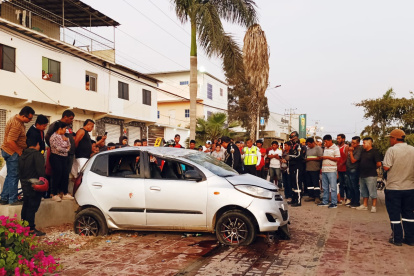 Hecho. Este fue el vehículo que se impactó contra la vereda, el costado izquierdo del auto fue el más afectado.