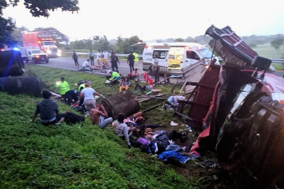 Fotografía cedida por Protección Civil que muestra a rescatistas en la zona del accidente de un camión donde viajaban migrantes, en el municipio de Pijijiapan, Chiapas (México). Al menos 10 personas migrantes fallecieron y 15 resultaron heridas en un accidente carretero en el municipio mexicano de Pijijiapan, a 150 kilómetros de la ciudad fronteriza de Tapachula, en el sureño estado de Chiapas.