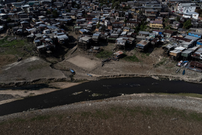 Fotografía aérea que muestra el lecho del Río Negro, hoy, en Manaos, Amazonas (Brasil).