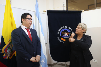 1. Comunicación. Con ayuda de Alexandra Irrazabal, intérprete en lenguaje de señas, Jaime Núñez pudo exponer su trabajo de titulación, en la Universidad de Guayaquil.