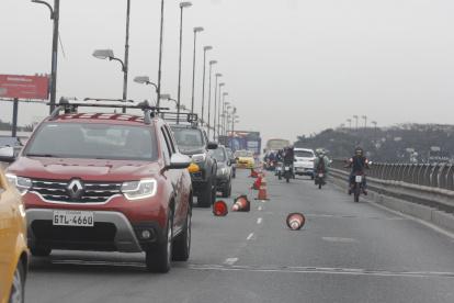 Las personas pasan por encima de los conos