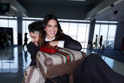 Bad Bunny y Kendall Jenner ejemplifican a una pareja de los 90"s en su nueva colaboración con Gucci