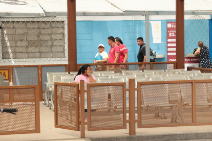 Secuelas. Las bancas metálicas en las que se suelen sentar los ciudadanos para esperar mientras realizan trámites municipales lucen casi vacías. Hay una menor afluencia de usuarios.