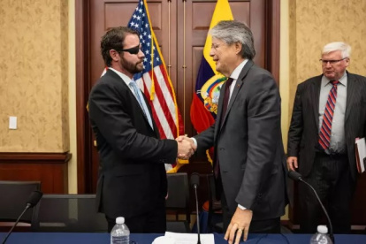 Acuerdos. El congresista estadounidense Dan Crenshaw durante una reunión con el presidente de Ecuador, Guillermo Lasso.